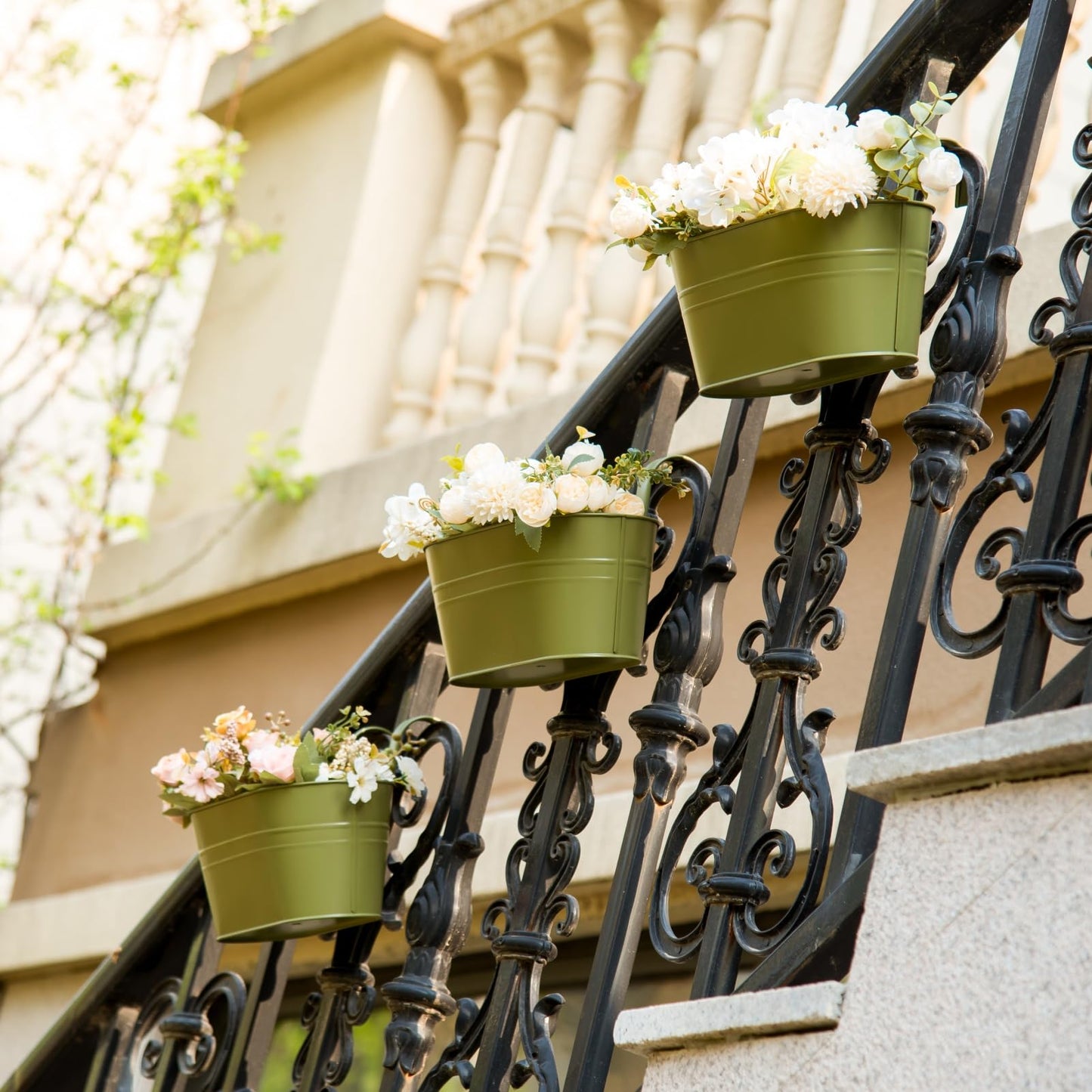 pansparade 3 Pack Metal Hanging Flower Pots for Railing Fence，Outdoor Balcony Rail Planter with Detachable Hooks Drainage Holes for Deck Garden Home Decor Green