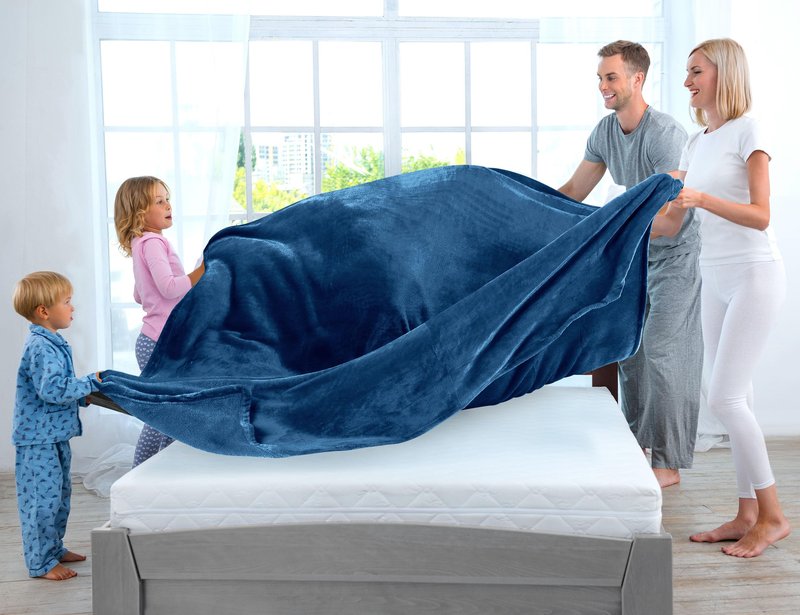 Utopia Bedding Fleece Blanket Twin Size Royal Blue 300GSM Luxury Anti-Static Fuzzy Soft Microfiber Bed Blanket (60x80 Inch)